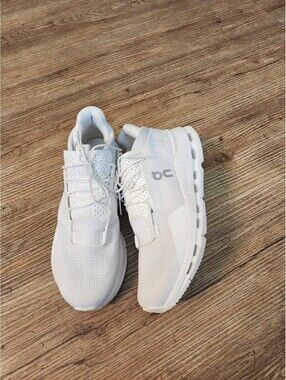 Size 11 women's On Cloud White Running Shoes, Lightweight andn's Size 11